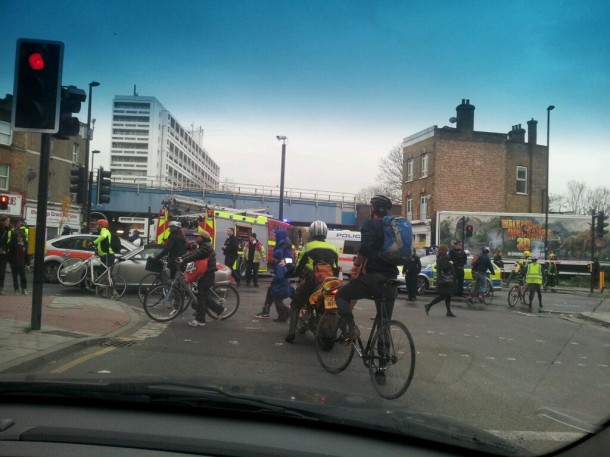 There was traffic chaos at the scene this morning. Picture by @felix_901 on Twitter