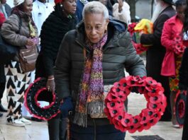 woman with memorial wraeth